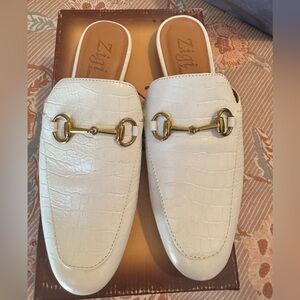 NIB Zigi “Mallory” White Croc-Embossed Slip-On Mules with Gold Bit Sz 7.5